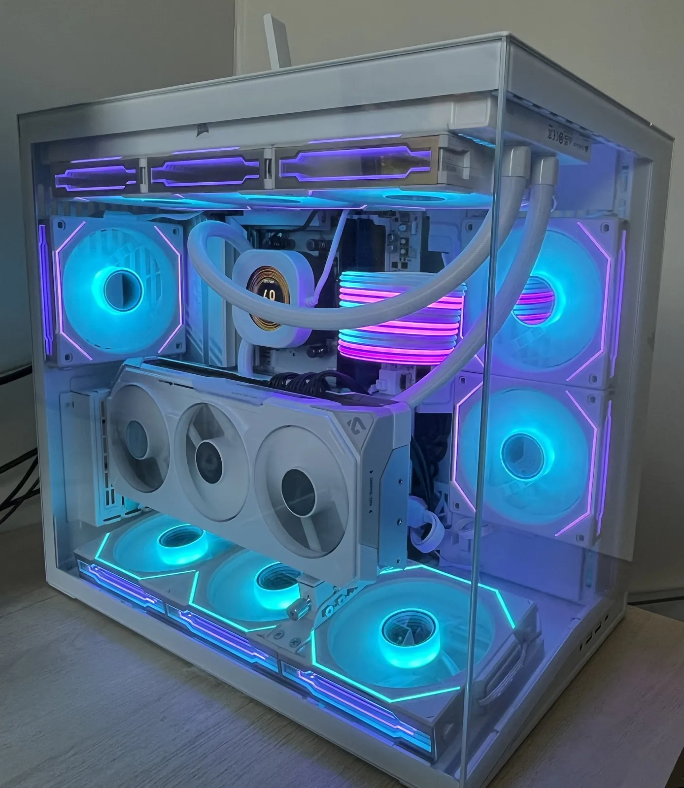 PC gaming blanc monté par SH Tech Repair : boîtier vitré, watercooling blanc, carte graphique triple ventilateur et éclairage RGB